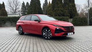 Nafta se ještě neloučí. Do Česka dorazil nový Peugeot 308, v nabídce je už jen jako kombi