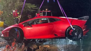 Řidič vykoupal své Lamborghini Huracán v jezeře. Prý si jenom spletl brzdu s plynem