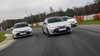 Toyota slaví 25 let hybridů, prošly už pěti generacemi