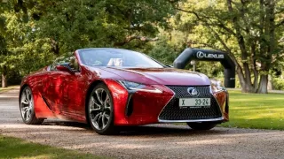 Auto, které má koule. Řídili jsme futuristický Lexus LC 500 Convertible s archaickým motorem