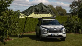 Mitsubishi Outlander dorazilo zpět ve velkém stylu. Se střešním stanem je to vynikající dobrodruh