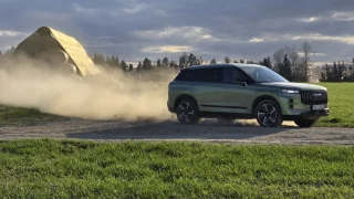 Češi vykoupili prvních 300 aut za 17 minut. Čínské SUV Jaecoo 7 má chyby, ale umí řidiče i potěšit