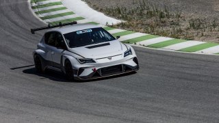 Vůz CUPRA e-Racer se podrobil prvnímu dynamickému testu