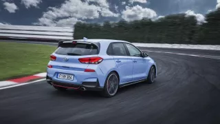 Prohlédněte si ostrý hatchback Hyundai i30 N v poh