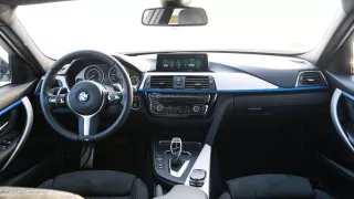 Tradiční interiér BMW 330i 1