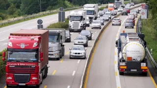 Řidiči aut jásají, kamióňáci nadávají. Na téměř celé dálnici D1 bude platit zákaz předjíždění kamionů. „Je to frustrující“, stěžuje si Amazonka