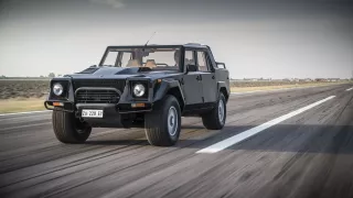 Dvanáctiválcové Lamborghini LM002 se mimo asfalt n