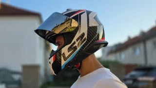 Jen helma nestačí. Ministerstvo dopravy odhalilo často přehlížený přestupek, stát může až 5000 Kč