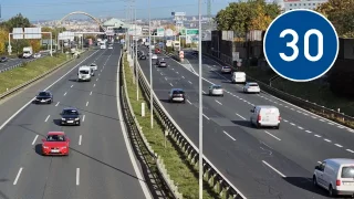Kulatá modrá značka s rychlostí mate řidiče v Česku. Za její nerespektování hrozí pokuta