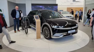 Hyundai v Praze otevřel nový showroom pro ekologické vozy. Hlídá ho robotický pes