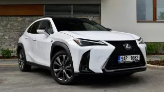 Modernizovaný Lexus UX se dá koupit se slevou 336 tisíc korun. Jezdí úsporně a pohodlně