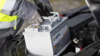 I elektromobil potřebuje klasickou 12V baterku. Když se vybije, auto ani s plným dojezdem neodjede