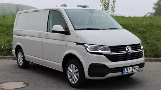 Věří mu natolik, že tenhle VW Transporter dostal záruku  200 000 kilometrů. Přežije ji vůbec?