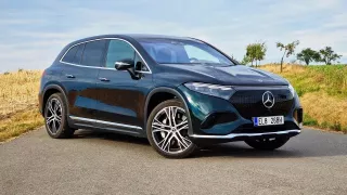 Mercedes EQS SUV je etalon elektromobility. Posádku zahrne pohodlím a rok bude jezdit zadarmo