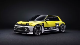 V Česku se prodává nejdražší Renault současnosti. Stojí jako Porsche 911 a vzdává hold legendě