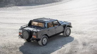 Dvanáctiválcové Lamborghini LM002 se mimo asfalt n