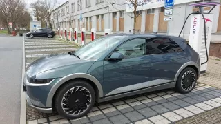 Komentář: Vynucené obídky a kafíčka by se správně měly připočítávat k cenám nabíjení elektromobilů