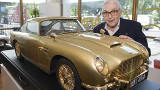 Zlatem pokrytý model Aston Martin DB5 - hlavní