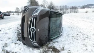 Pozor na letní pneumatiky v zimě. Při nehodě je policie hlásí pojišťovnám