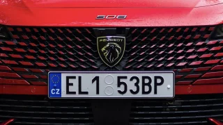 Nálepku vzdorující EU na SPZ zvládnete před zákonem obhájit. Přes technickou ale neprojde