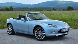 Mazda MX-5 za 200 tisíc je ideální letní ojetina. Za volantem baví i bez výkonu a je spolehlivá