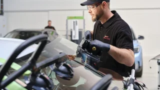 Stačí milimetr a auto se může splést o metr. Výměna čelního skla vyžaduje chirurgickou přesnost