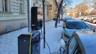 Dostali jsme pokutu za stání na nabíječce, i když jsme měli elektromobil. Jde totiž o kabel