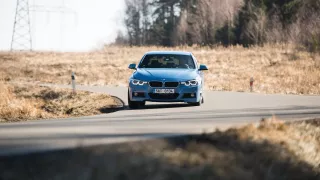 BMW 330i s dvoulitrovým čtyřválcem 8