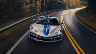 Legendární Chevrolet Corvette přijíždí jako hybrid. Vydává umělý zvuk a jezdí na čtyři válce