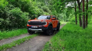 Ford Ranger Raptor se tváří jako pracovní auto, ale je to pick-up snů