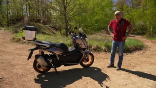 Sršeň se překonal. Usedl za řídítka skútru, navíc čínské výroby a s hybridním pohonem