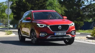 Test MG eHS: Levné rodinné čínské SUV na benzin i do zásuvky jede jak z praku, má ale i své mouchy