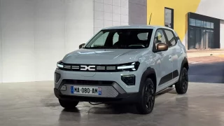 Dacia Spring dostala pořádný doping. Nově má až 100 koní a baterii vhodnější pro přebíjení