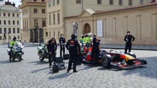 Formule 1 stáje Red Bull v Praze u Pražského hradu