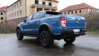 Suzuki Jimny vs. Ford Ranger Raptor