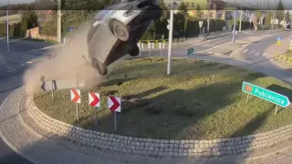 Kam se hrabe Harry Potter. Obrubník kruhového objezdu katapultoval malé suzuki jako skokanský můstek