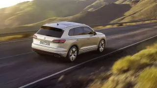 Volkswagen Touareg je převlečené Porsche. Drží světový rekord za tažení Boeingu 747