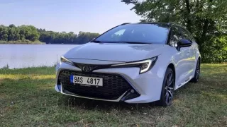 Nová Toyota Corolla posunula laťku zase o něco výš. Bude vás bavit jak jízdními vlastnostmi, tak spotřebou