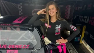 Jsem máma a závodím. Bojuji s tím, co si lidé myslí, říká nová tvář Autosalonu