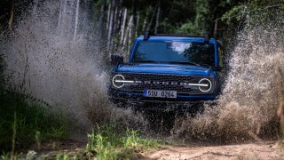 Ford Bronco představuje zhmotnění mokrých snů malých i velkých kluků. S trochou odvahy s ním můžete cokoliv