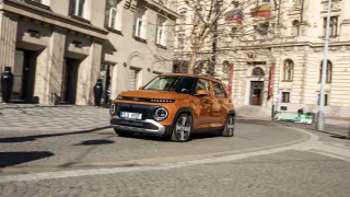 První jízda s maličkým Hyundaiem Inster nám vyrazila dech. Dokázal by zahanbit i větší konkurenci