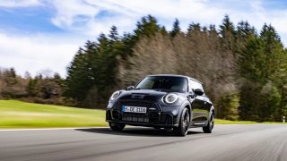 Mini Cooper přijíždí v limitované edici. S manuální převodovkou a chutí trhat asfalt