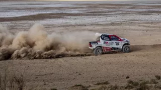 Fernando Alonso testuje Toyotu Hilux 6