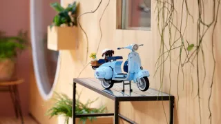 Legendární skútr Vespa 125 vznikl z Lega. Od března bude k dostání i v Česku