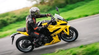 Policie si posvítí na motorkáře a řidiče hlučných aut. Může jim dát pokutu až 10 tisíc korun