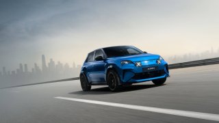 Alpine představil elektrický model A290. Auto pomocí výzev učí řidiče, jak správně jezdit