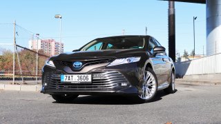 Projeli jsme Prahu v luxusním hybridním sedanu Toyota Camry se spotřebou 4,4 l benzinu na 100 km