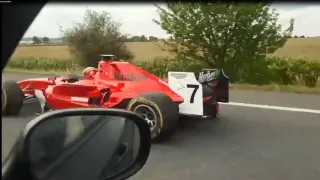 Policie už ví, kdy se proháněla formule na dálnici. Pilota stále hledá