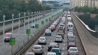 Nízkoemisní zóny se blíží i do Česka. Starší auta mohou mít v centrech měst brzy problém