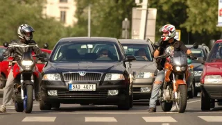 Předjíždění kolon na motorce: Ministerstvo dopravy konečně objasnilo, co se smí a co už ne